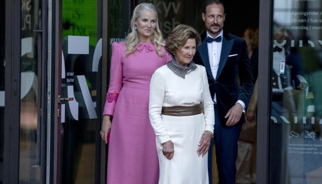 Dronning Sonja, kronprins Haakon og kronprinsesse Mette-Marit før fredagens festmiddag i Nasjonalmuseet. Lørdag skal Norges eksepsjonelt kunstinteresserte dronning stå for den offisielle åpningen.