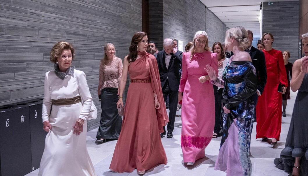 Dronning Sonja, kronprinsesse Mary av Danmark og kronprinsesse Mette-Marit på vei inn til fredagens festmiddag i nye Nasjonalmuseet.