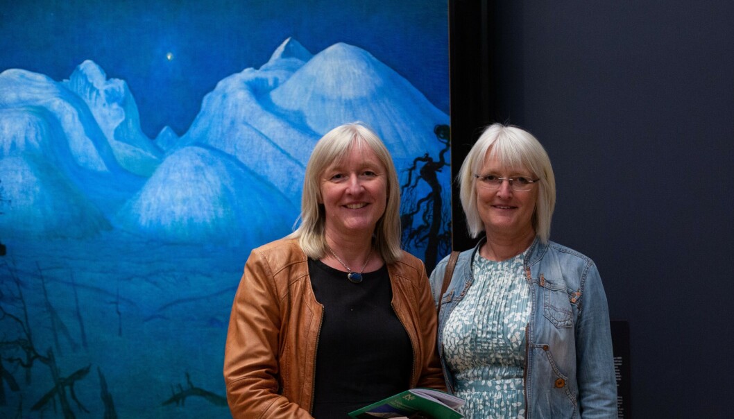 Kjersti og Målfrid Rustad i det nye Nasjonalmuseet, foran Norges nasjonamaleri Kjersti og Målfrid Rustad i det nye Nasjonalmuseet, foran Norges nasjonamaleri