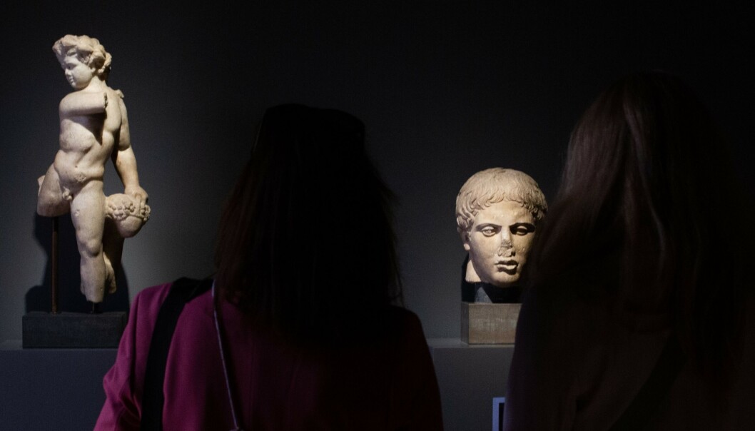 Spesiell lyssetting skal fremheve kunstverkene. Spesiell lyssetting skal fremheve kunstverkene.