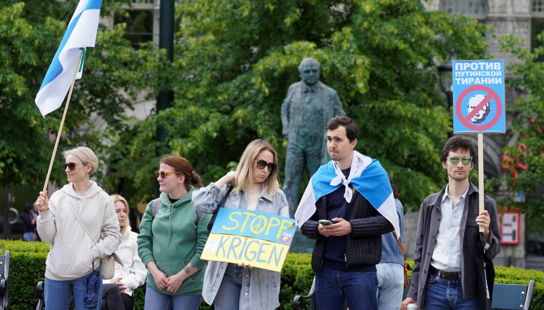 Med statuen av Høyre-høvdingen og stortingspresident C.J. Hambro i bakgrunnen demonstrerte russere på Eidsvolls plass mot sitt eget hjemlands militære angrep på Ukraina.