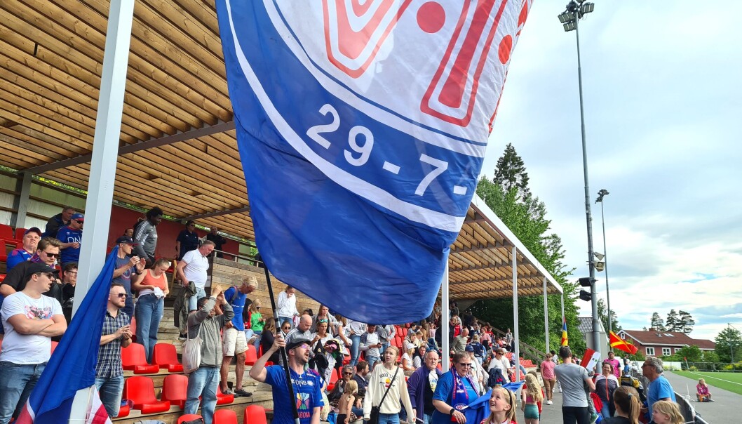 Vålerenga-fansen kunne holde flagget høyt ved kampslutt. Vålerenga-fansen kunne holde flagget høyt ved kampslutt.