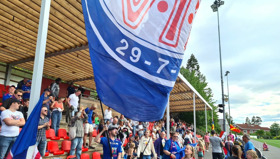 Vålerenga-fansen kunne holde flagget høyt ved kampslutt.