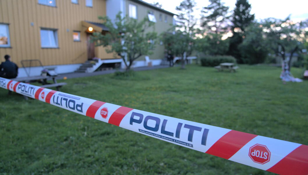 Politiet fikk den første meldingen om hendelsen klokken 20.38 søndag kveld. Ifølge politiet er det avfyrt minst to skudd. Politiet fikk den første meldingen om hendelsen klokken 20.38 søndag kveld. Ifølge politiet er det avfyrt minst to skudd.
