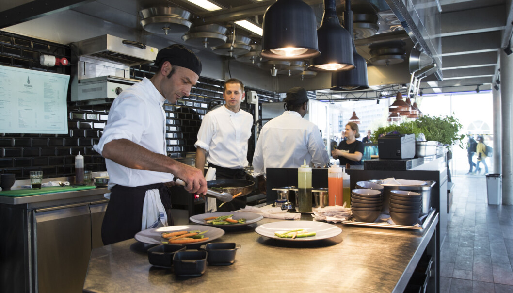 Høyere lønninger vil gi mer attraktive arbeidsplasser. Det gir igjen mer stabil arbeidskraft og bedre produktivitet og kvalitet, mener Fellesforbundet. Her fra Pipervika Seafood på Rådhuskaia. Høyere lønninger vil gi mer attraktive arbeidsplasser. Det gir igjen mer stabil arbeidskraft og bedre produktivitet og kvalitet, mener Fellesforbundet. Her fra Pipervika Seafood på Rådhuskaia.