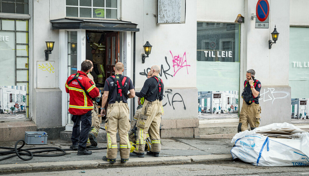 Mannskaper fra Oslo brann- og redningsetat utenfor bygården der det var et branntilløp i ventilasjonsanlegg i Vogts gate på nedre Torshov.