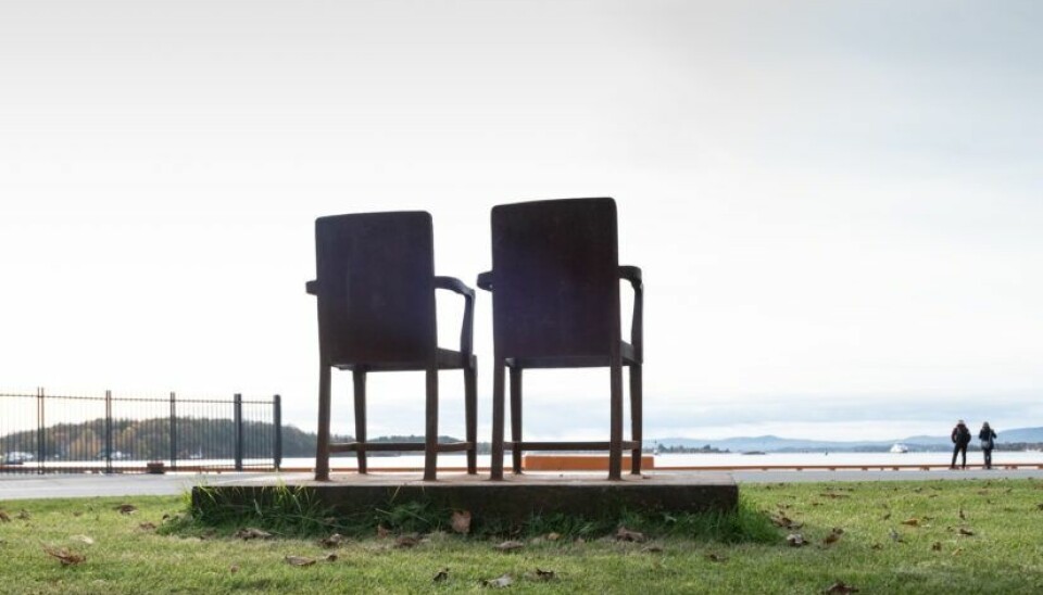 To av de åtte stolene som utgjør deportasjonsminnesmerket 'Sted for erindring' på Akerhuskaia.