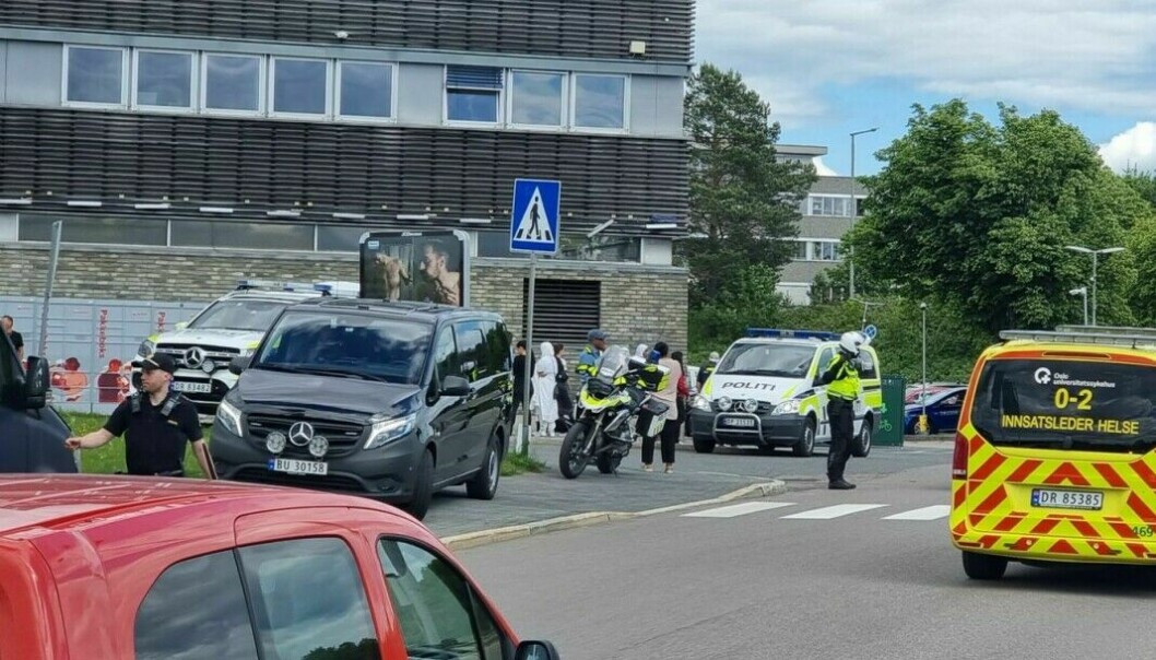 Store politistyrker rykket ut til Hellerud videregående skole etter pistolmeldingen tirsdag ettermiddag. To tenåringer ble senere pågrepet noen hundre meter fra skolen.