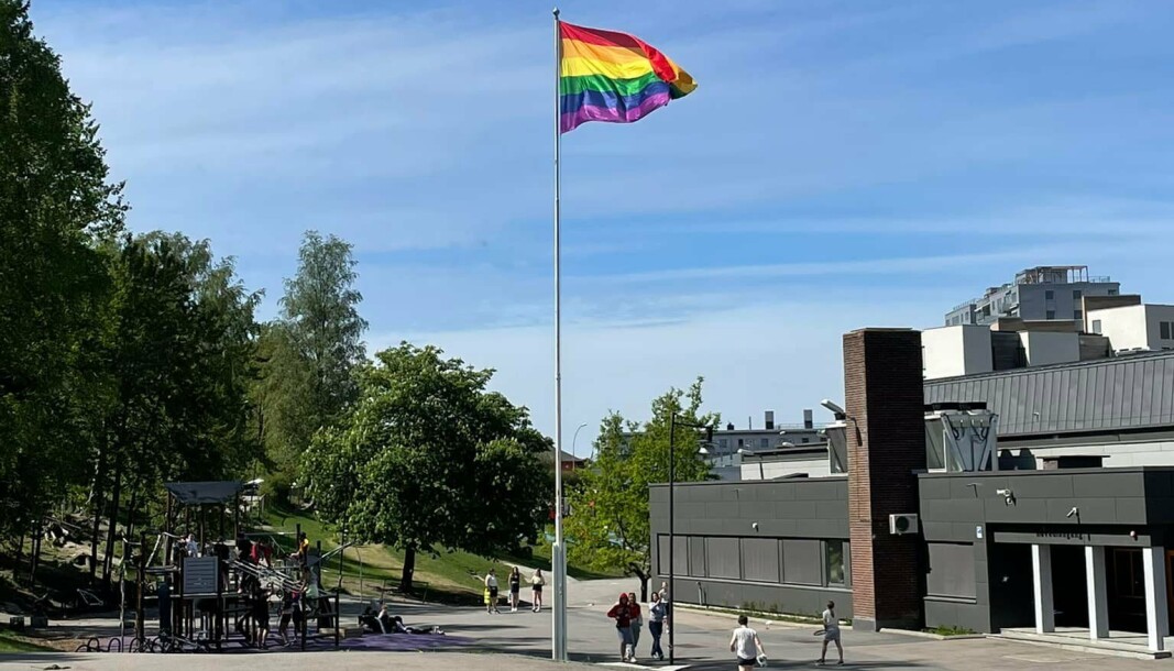 Da er det tredje flagget heist - flagg nr 1 ble revet i stykker, flagg nr 2 forsøkt brent. Vi gir oss ikke og arrangerer lokalt pride-tog! forteller skolen. Da er det tredje flagget heist - flagg nr 1 ble revet i stykker, flagg nr 2 forsøkt brent. Vi gir oss ikke og arrangerer lokalt pride-tog! forteller skolen.