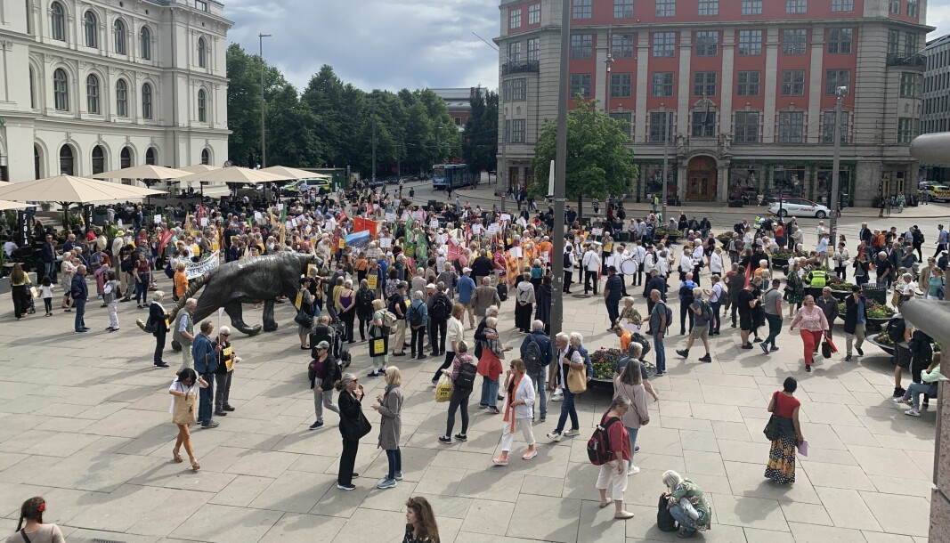 Onsdag ettermiddag fylte Sykehusaksjonene i Oslo opp Jernbanetorget. Aksjonistene ønsker å bevare Ullevål sykehus og leverte underskrifter til støtte for folkeavstemning til ordføreren.
