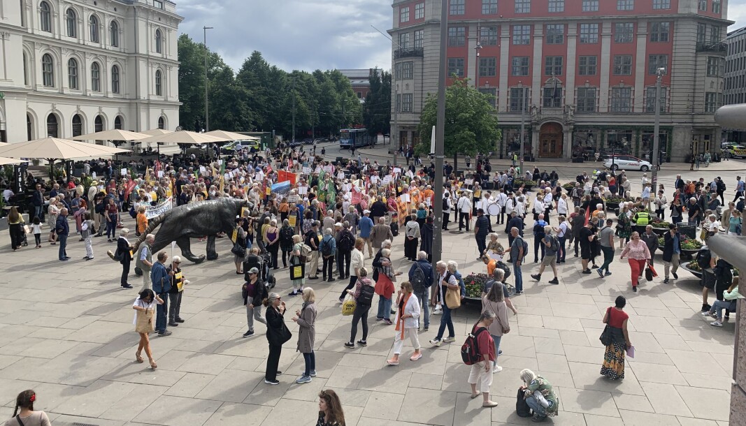Onsdag ettermiddag fylte Sykehusaksjonene i Oslo opp Jernbanetorget. Aksjonistene ønsker å bevare Ullevål sykehus og leverte underskrifter til støtte for folkeavstemning til ordføreren. Onsdag ettermiddag fylte Sykehusaksjonene i Oslo opp Jernbanetorget. Aksjonistene ønsker å bevare Ullevål sykehus og leverte underskrifter til støtte for folkeavstemning til ordføreren.
