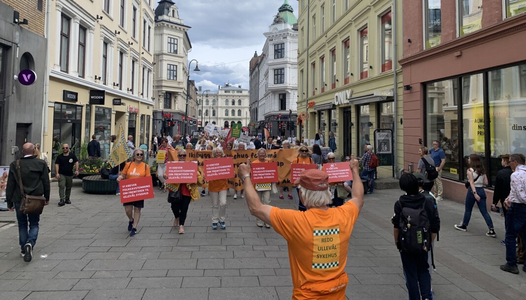 Mennesker i t-skjorter med gul og grønn «Redd Ullevål»-logo preget Karl Johan for en stakket stund onsdag ettermiddag. Mennesker i t-skjorter med gul og grønn «Redd Ullevål»-logo preget Karl Johan for en stakket stund onsdag ettermiddag.