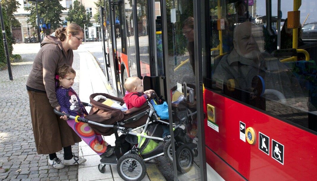 Oslos politikere ønsker at foreldre med barn kan reise gratis med kollektivtransporten også i ukedagene. Oslos politikere ønsker at foreldre med barn kan reise gratis med kollektivtransporten også i ukedagene.