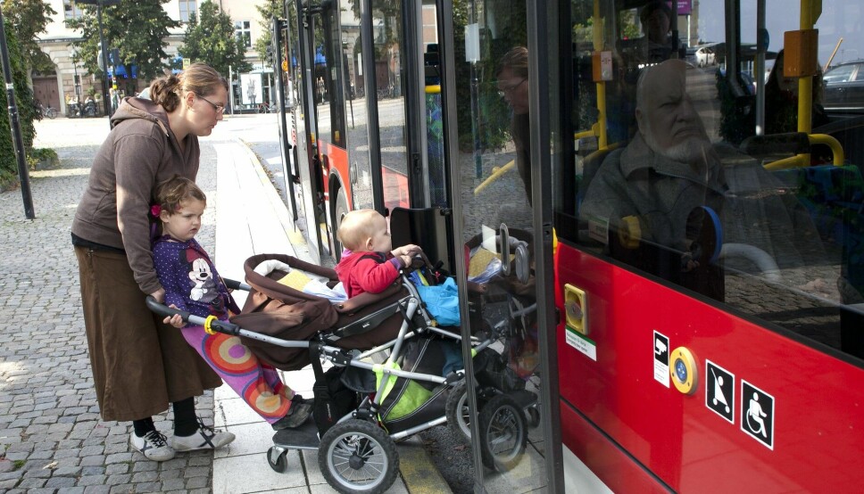 Oslos politikere ønsker at foreldre med barn kan reise gratis med kollektivtransporten også i ukedagene.