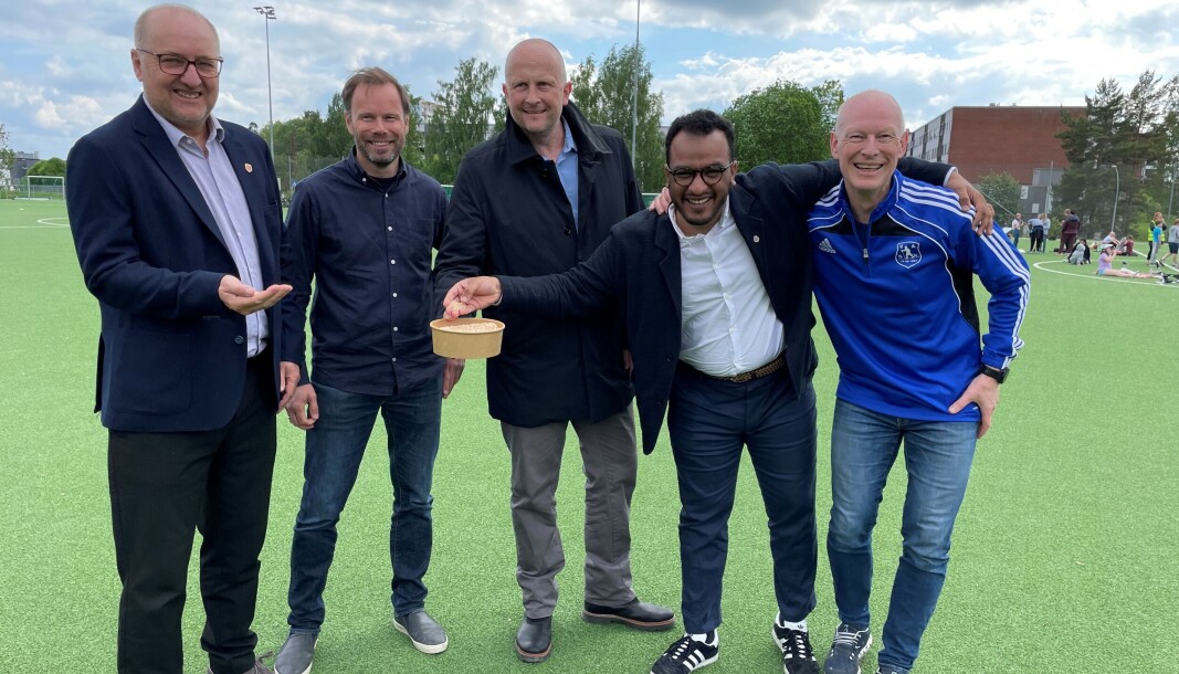 Fra venstre: Alf Hansen (Norges fotballforbund), Leif Jørgen Bjerck (Bymiljøetaten i Oslo kommune), Klaus Tveita (GOE-Production AS), Omar Samay Gamal (byråd for kultur, idrett og frivillighet i Oslo kommune) og Eyvind Røst (Ready fotball), avbildet på Voksen kunstgress. Den er blant banene der det nye biogranulatet skal testes når kunstgresset nå skal byttes ut. Fra venstre: Alf Hansen (Norges fotballforbund), Leif Jørgen Bjerck (Bymiljøetaten i Oslo kommune), Klaus Tveita (GOE-Production AS), Omar Samay Gamal (byråd for kultur, idrett og frivillighet i Oslo kommune) og Eyvind Røst (Ready fotball), avbildet på Voksen kunstgress. Den er blant banene der det nye biogranulatet skal testes når kunstgresset nå skal byttes ut.