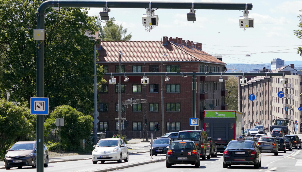 Bilister kjører forbi en bomring i Fagerheimgata ved Grünerløkka.