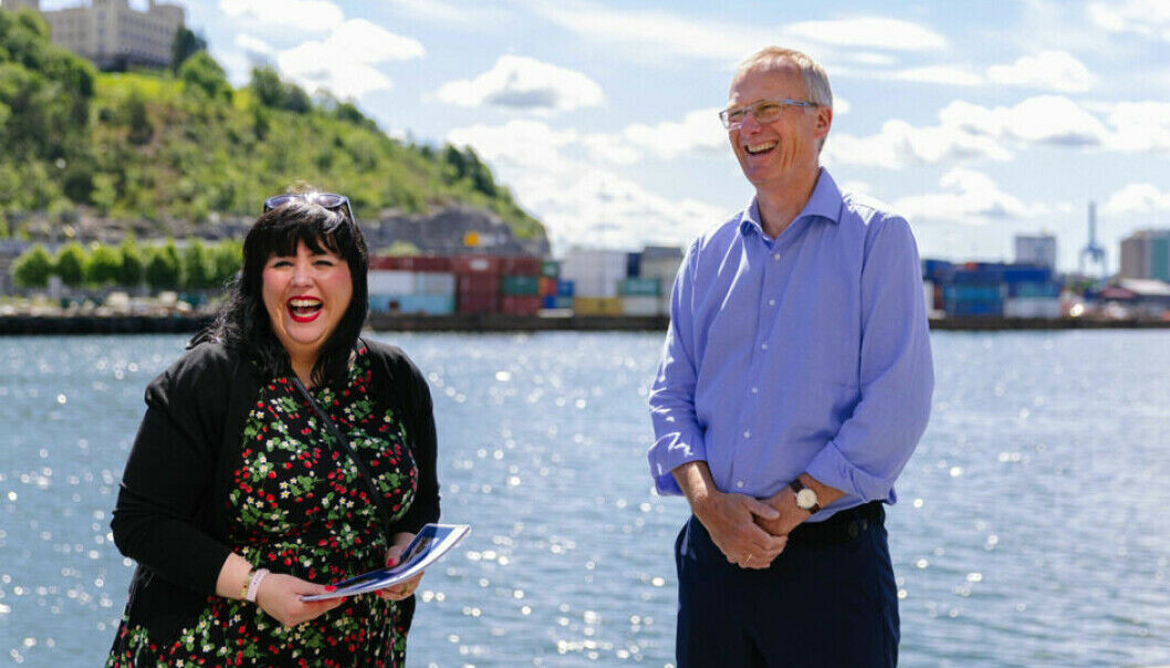 Byråd for næring og eierskap, Victoria Marie Evensen (Ap), får overrakt en ny rapport om Grønlikaias verdiskapning fra administrerende direktør i Hav Eiendom, Kjell Kalland. Byråd for næring og eierskap, Victoria Marie Evensen (Ap), får overrakt en ny rapport om Grønlikaias verdiskapning fra administrerende direktør i Hav Eiendom, Kjell Kalland.