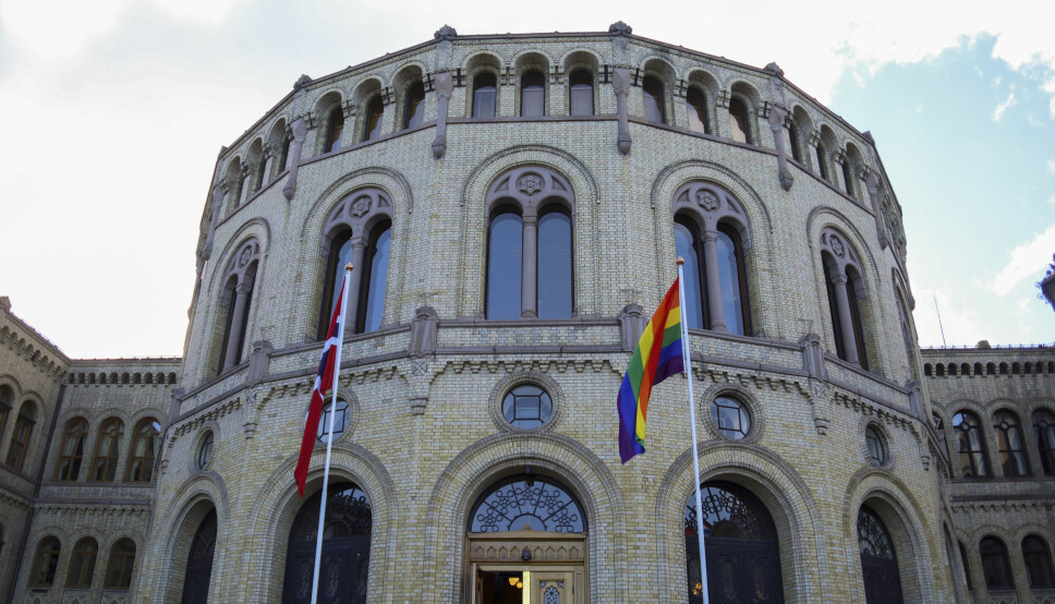 Regnbueflagget heises på Løvebakken foran Stortinget for å markere åpningen av Oslo Pride 2022.