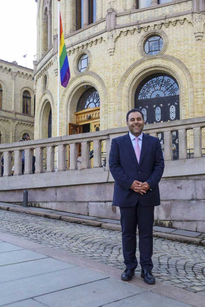 Stortingspresident Masud Gharahkhani (Ap) var til stede da regnbueflagget ble heist på Løvebakken for å markere åpningen av Oslo Pride 2022. Stortingspresident Masud Gharahkhani (Ap) var til stede da regnbueflagget ble heist på Løvebakken for å markere åpningen av Oslo Pride 2022.