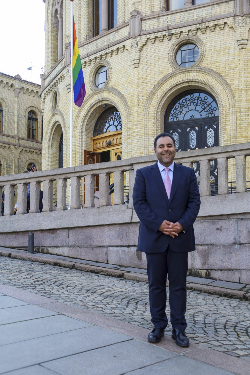 Stortingspresident Masud Gharahkhani (Ap) var til stede da regnbueflagget ble heist på Løvebakken for å markere åpningen av Oslo Pride 2022.