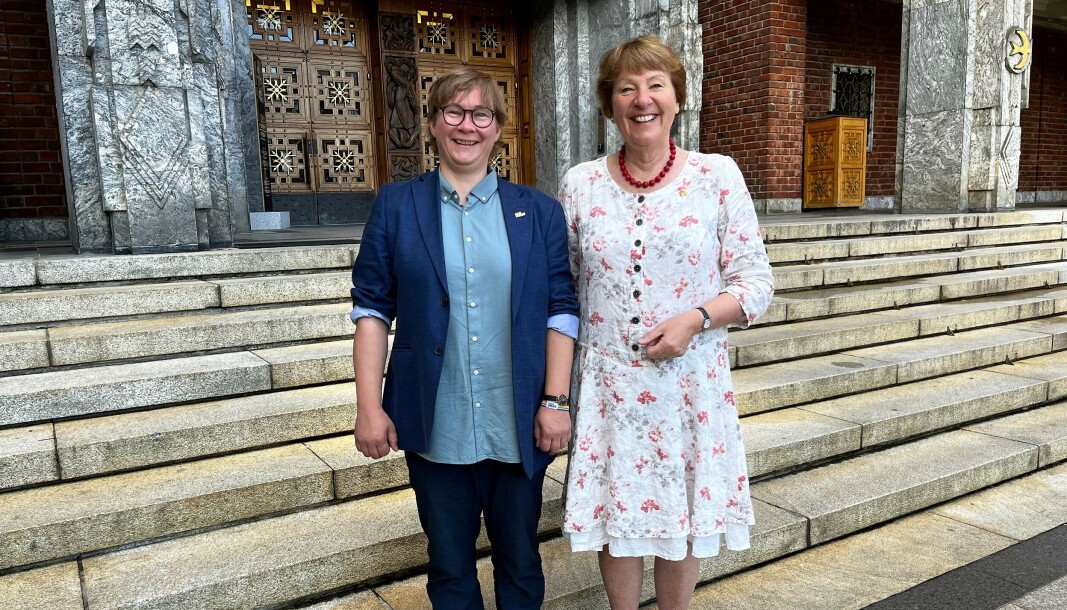 Ordfører Marianne Borgen og leder for Oslo Pride, Inger Kristin Haugsevje, heiste regnbueflagget over Rådhuset. Ordfører Marianne Borgen og leder for Oslo Pride, Inger Kristin Haugsevje, heiste regnbueflagget over Rådhuset.