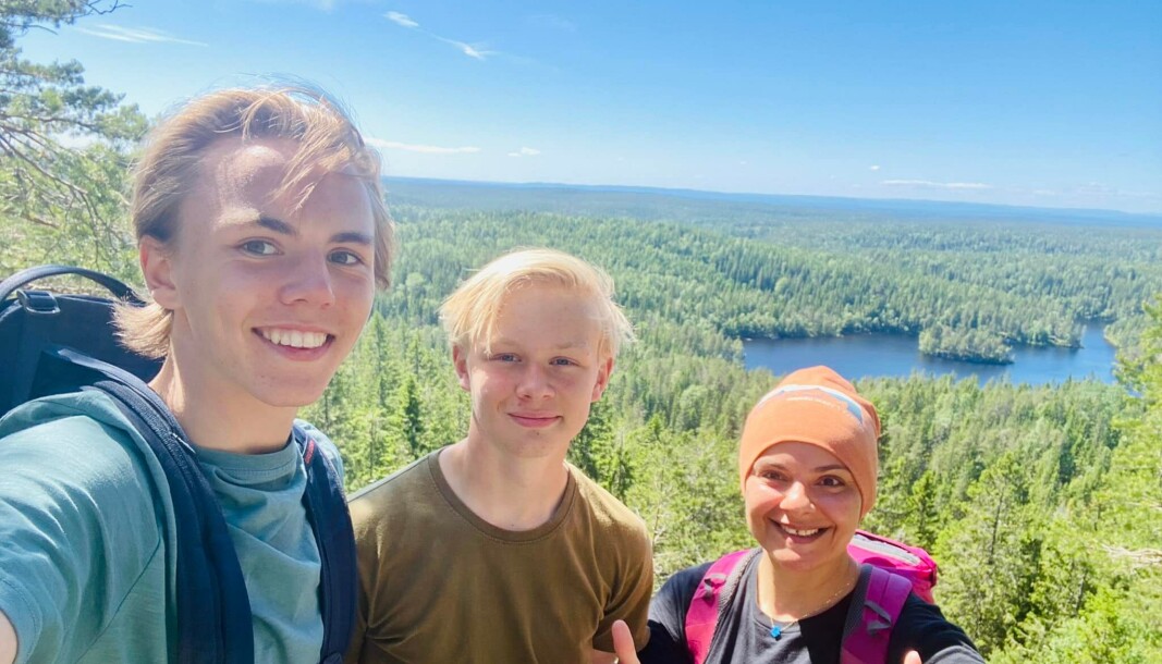 De tre turlederne Halvor Songe, Henrik Meum og Hanan Abdelrahman på toppen av Tonekollen, én av de planlagte destinasjonene i løpet av den kommende turen i september. De tre turlederne Halvor Songe, Henrik Meum og Hanan Abdelrahman på toppen av Tonekollen, én av de planlagte destinasjonene i løpet av den kommende turen i september.