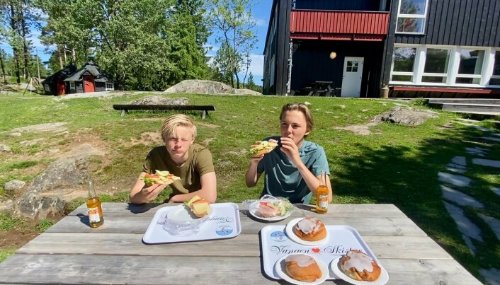Henrik Meum og Halvor Songe utenfor Vangen skistue, som de besøkte sammen med Hanan Abdelrahman lørdag. Henrik Meum og Halvor Songe utenfor Vangen skistue, som de besøkte sammen med Hanan Abdelrahman lørdag.