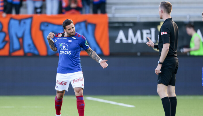 Aron Dønnum har ikke fått det til å stemme i comebacket for Vålerenga på lån fra Standard Liege. Her prøver han å overbevise dommer Kristoffer Hagenes at Vålerenga skulle hatt straffespark.