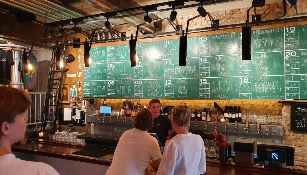 På Crow Bar hjelper de ansatte deg med å finne det ølet som frister mest på en varm sommerdag.