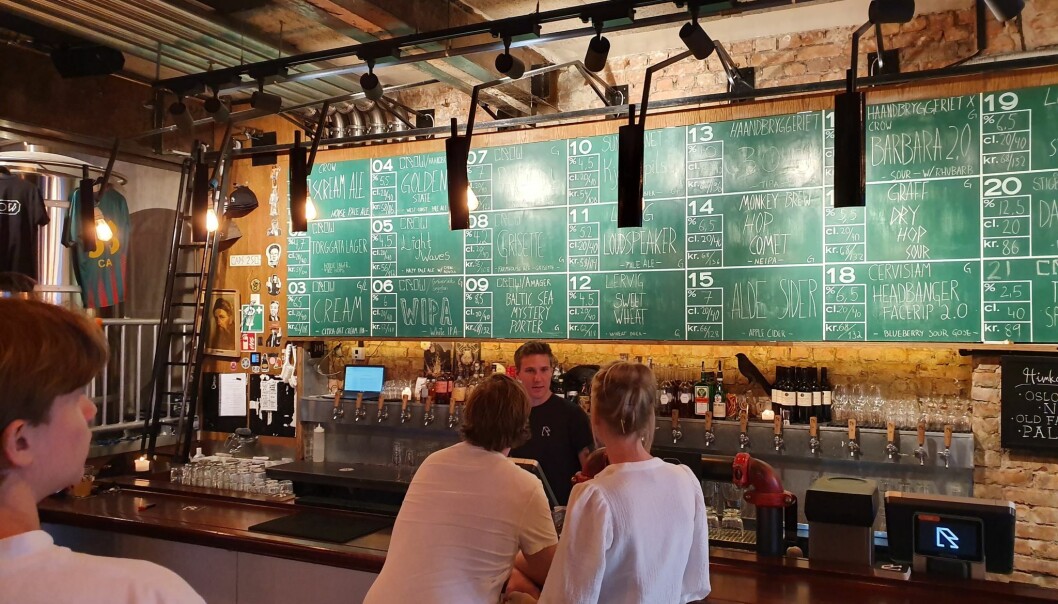 På Crow Bar hjelper de ansatte deg med å finne det ølet som frister mest på en varm sommerdag. På Crow Bar hjelper de ansatte deg med å finne det ølet som frister mest på en varm sommerdag.