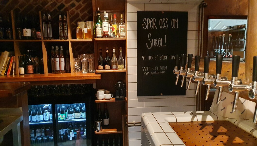 Mikrobryggeriet på Schous Plass sitter på mye kunnskap og historie når det kommer til øl. Fra den første helgen i juli kan gjester også sitte ute. Mikrobryggeriet på Schous Plass sitter på mye kunnskap og historie når det kommer til øl. Fra den første helgen i juli kan gjester også sitte ute.