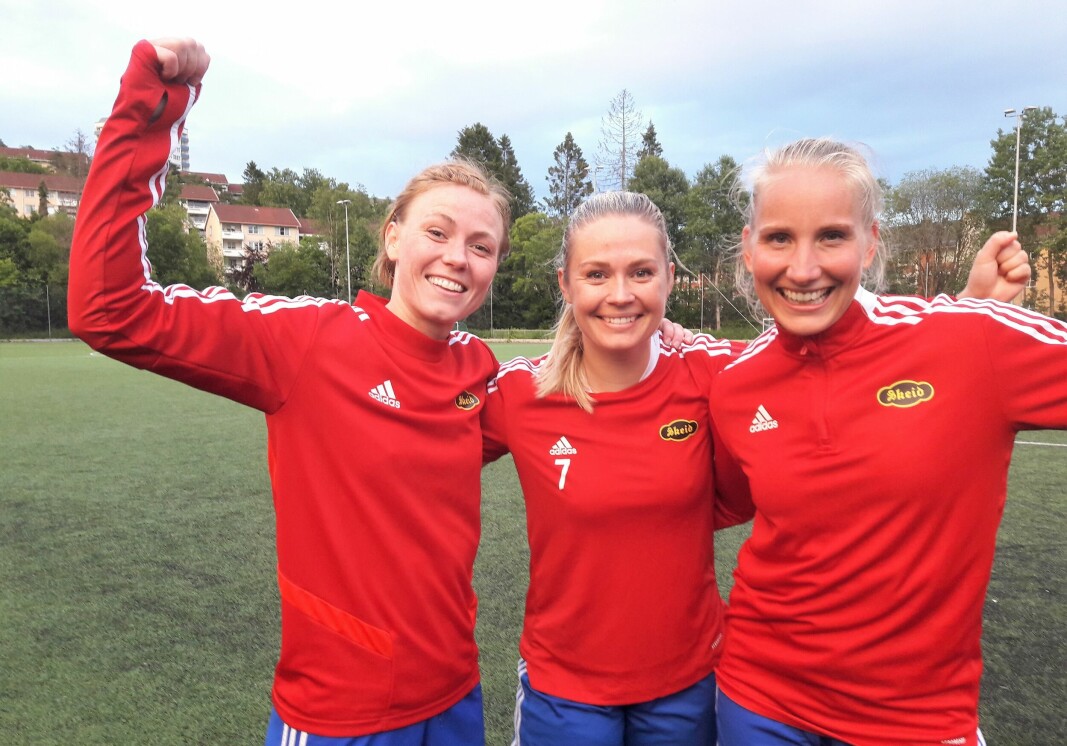 Skeids målskårere, fra venstre, Maren Hauge Johansen, Maren Thorsø og Maren Lihagen tar feire på toppen av tabellen i 3.divisjon