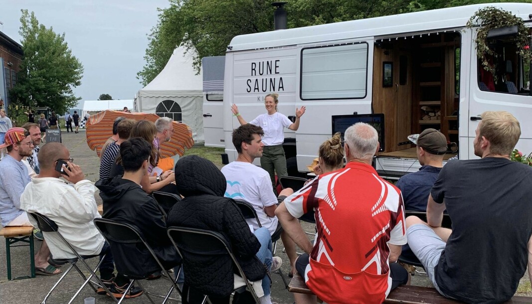 Ragna Marie Fjeld i Oslo Badstuforening holder foredrag om badstueflåter i Oslo. Bak henne står den tyske Ragna Marie Fjeld i Oslo Badstuforening holder foredrag om badstueflåter i Oslo. Bak henne står den tyske