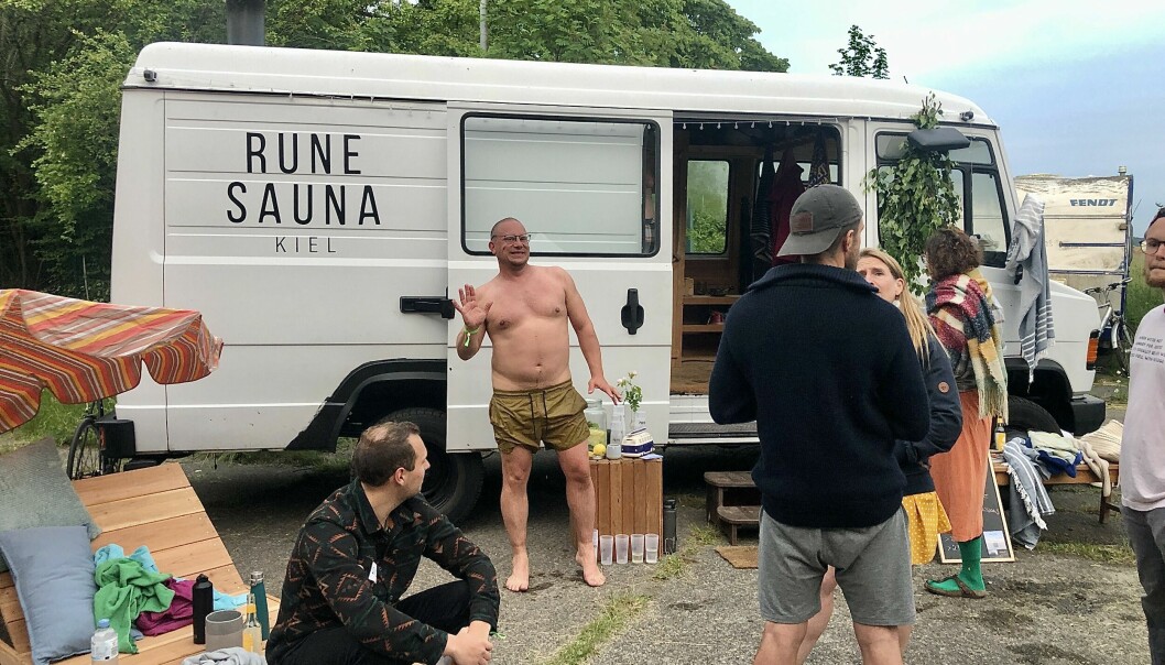 Rune Reite er svært smigret over at en engasjert badstueforening i Tyskland oppkalte seg etter han. Her vinker han glad foran saunabilen.