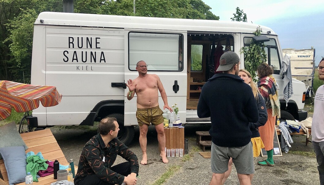 Rune Reite er svært smigret over at en engasjert badstueforening i Tyskland oppkalte seg etter han. Her vinker han glad foran saunabilen. Rune Reite er svært smigret over at en engasjert badstueforening i Tyskland oppkalte seg etter han. Her vinker han glad foran saunabilen.
