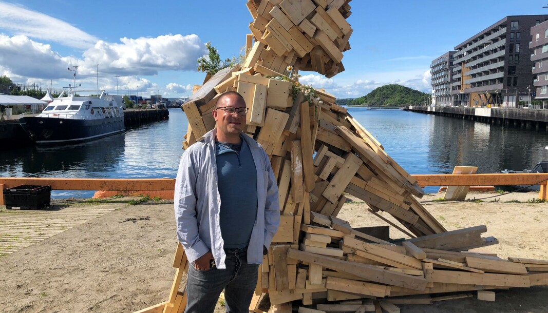 Den kreative og fingerferdige Rune Reite i Oslo badstueforening står bak kreasjonen som i morgen kveld vil lyse på fjorden utenfor Sukkerbiten i Bjørvika. Den kreative og fingerferdige Rune Reite i Oslo badstueforening står bak kreasjonen som i morgen kveld vil lyse på fjorden utenfor Sukkerbiten i Bjørvika.