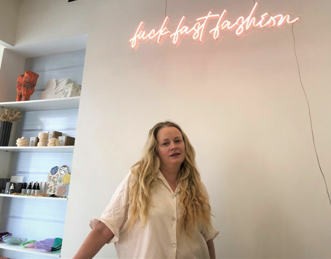 JF Curated, en nisjebutikk i Prinsensgate, med spenstig lysskilt-design. Innehaver Marte Djupesland selger klær og smykker fra 50-60 håndplukkede designere. Hun håper flere kommer tilbake til sentrum for å kose seg - med shopping.