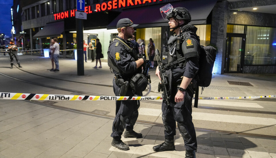 Tungt bevæpnet politi på plass i sentrum av Oslo i natt. En mann er pågrepet mistenkt for å ha stått bak skytingen natt til lørdag, der foreløpig to personer er bekreftet drept og flere er skadd.