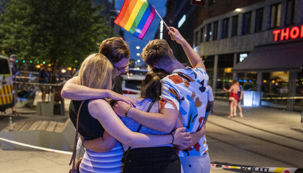 En gruppe mennesker ble stående og vaie med regnbueflaggene i en stille markering samtidig som gråtende mennesker som hadde vært på utestedene, omfavnet hverandre og satt i gata i sjokk.