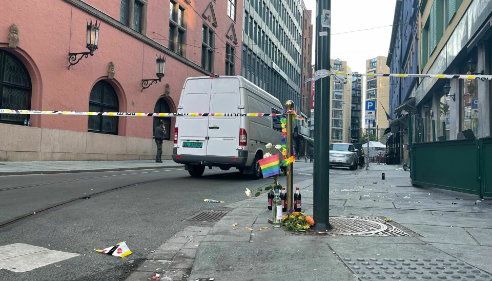 Pride-flagg og blomster ved politisperringene etter det i natt ble avfyrt flere skudd i 01.15-tiden på utsiden av London pub i sentrum av Oslo. Foto: Snorre Schjønberg / NTB