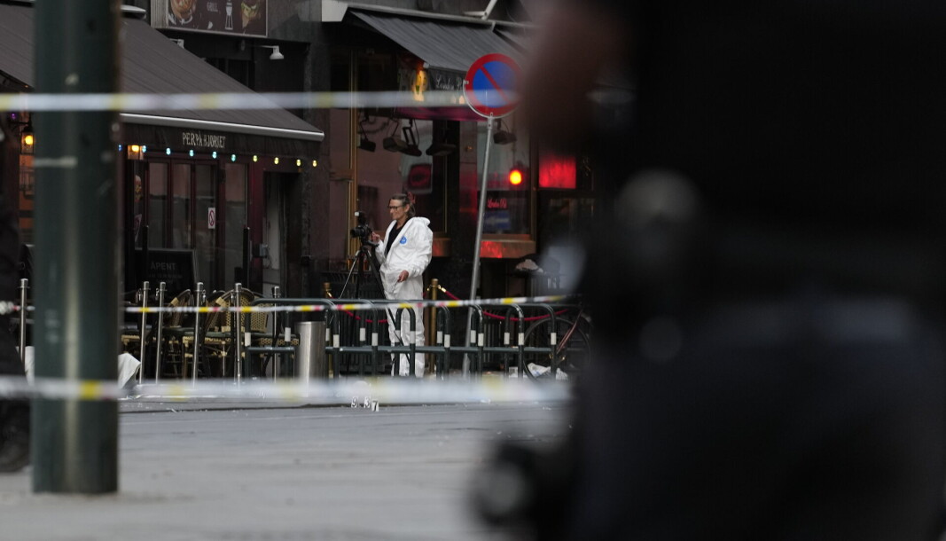 — Skytingen i natt er helt forferdelig og ren ondskap. Våre tanker går til de døde, skadde og pårørende, skriver London pub i et innlegg på sin Facebook-side ette at det ble avfyrt flere skudd ved 01.15-tiden natt til lørdag på utsiden av det skeive utestedet i sentrum. Foto: Javad M. Parsa / NTB — Skytingen i natt er helt forferdelig og ren ondskap. Våre tanker går til de døde, skadde og pårørende, skriver London pub i et innlegg på sin Facebook-side ette at det ble avfyrt flere skudd ved 01.15-tiden natt til lørdag på utsiden av det skeive utestedet i sentrum. Foto: Javad M. Parsa / NTB