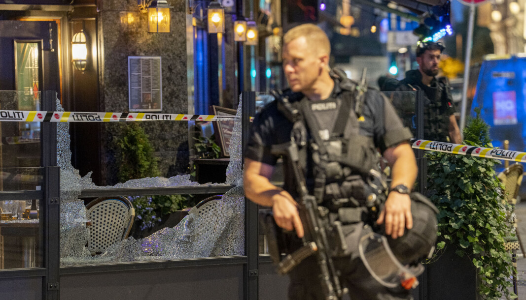— Oslo politidistrikt har satt stab i forbindelse med skytingen ved London pub natt til lørdag, og etterforsker hendelsen som terror. — Oslo politidistrikt har satt stab i forbindelse med skytingen ved London pub natt til lørdag, og etterforsker hendelsen som terror.
