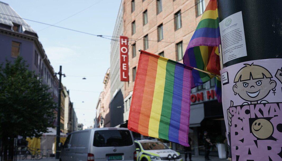 Pride-flagg er festet i en mast etter det i natt ble avfyrt flere skudd i 1.15-tiden på utsiden av London pub i sentrum av Oslo, der flere ble skadd og to drept. Foto: Terje Pedersen / NTB