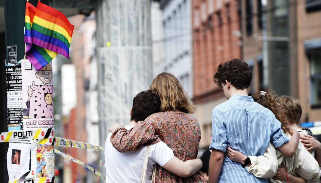 Folk har lagt ned blomster og Pride-flagg etter det i natt ble avfyrt flere skudd. To personer er drept og til sammen 21 personer er skadd. Folk har lagt ned blomster og Pride-flagg etter det i natt ble avfyrt flere skudd. To personer er drept og til sammen 21 personer er skadd.