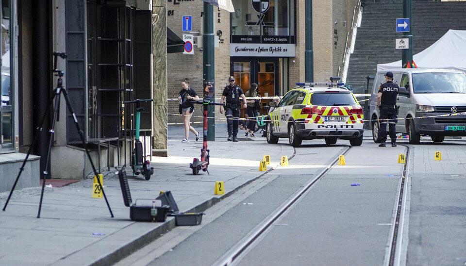 Slik ser det ut etter at det i natt ble avfyrt flere skudd i 01.15-tiden på utsiden av London pub i sentrum av Oslo, der 22 mennesker ble skadd og to mennesker ble drept. Foto: Terje Pedersen / NTB
