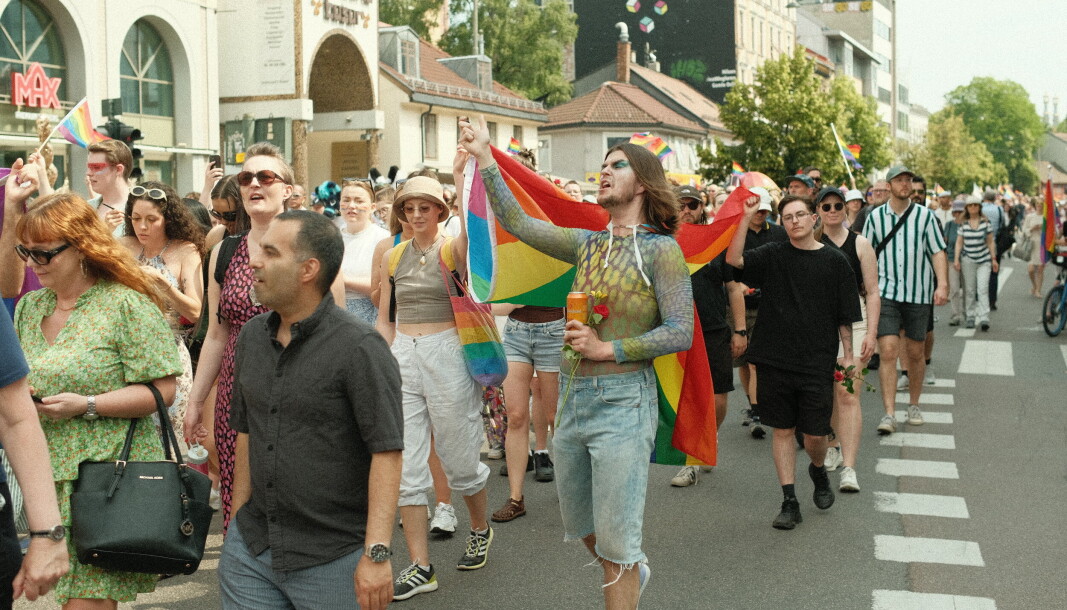 De skulle til London Pub menneskene som samlet seg spontant på Grønland og gikk gjennom Grønlandsleiret lørdag ettermiddag. Det ble ropt «We’re here, we’re queer, we won’t disappear». De skulle til London Pub menneskene som samlet seg spontant på Grønland og gikk gjennom Grønlandsleiret lørdag ettermiddag. Det ble ropt «We’re here, we’re queer, we won’t disappear».