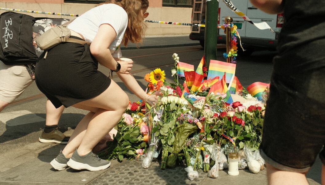 Utenfor politisperringene kom det et raskt voksende blomsterhav på ettermiddagen lørdag. Utenfor politisperringene kom det et raskt voksende blomsterhav på ettermiddagen lørdag.
