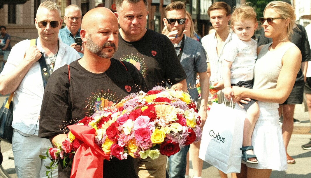Leder for Arpeiderpartiets homonettverk og bystyrerepresentant Jon Reidar Øyan la ned blomster på åstedet for fredagsnattas terrorangrep Bak sees partisekretær Øyvind Slåke.