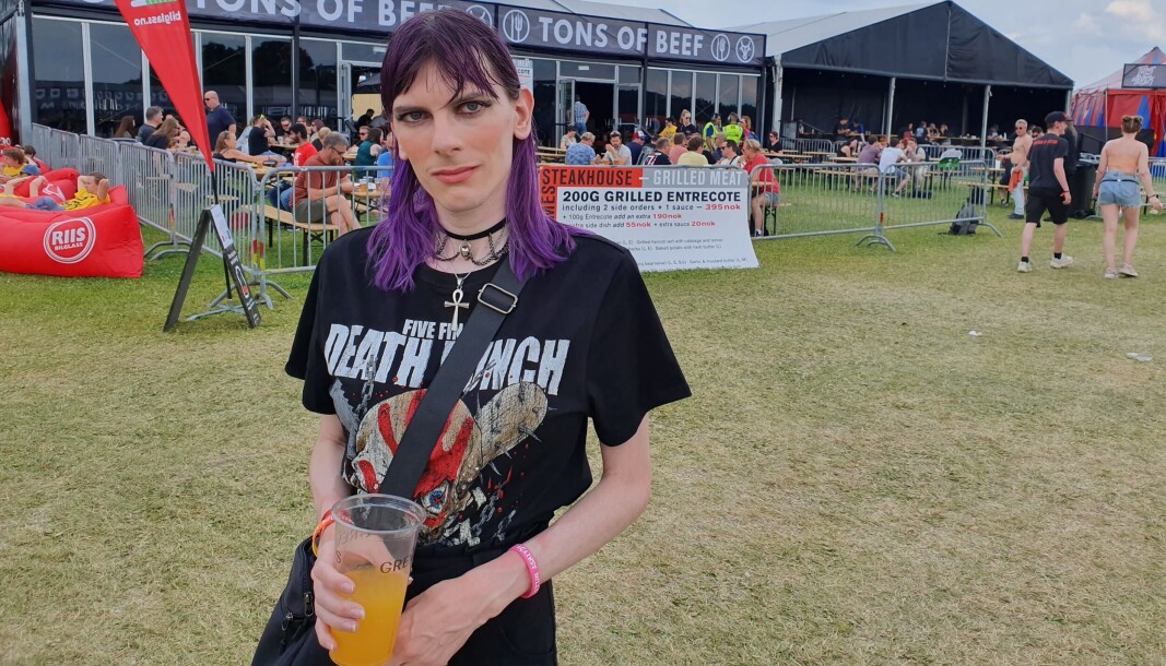 Elise Hagelund Gravdahl (30) er på festivalen Tons of Rock denne helgen. Hun er redd for at drapene ved skeive stedet London pub natt til lørdag påvirker både mennesker med muslimsk bakgrunn og det skeive fellesskapet. Elise Hagelund Gravdahl (30) er på festivalen Tons of Rock denne helgen. Hun er redd for at drapene ved skeive stedet London pub natt til lørdag påvirker både mennesker med muslimsk bakgrunn og det skeive fellesskapet.