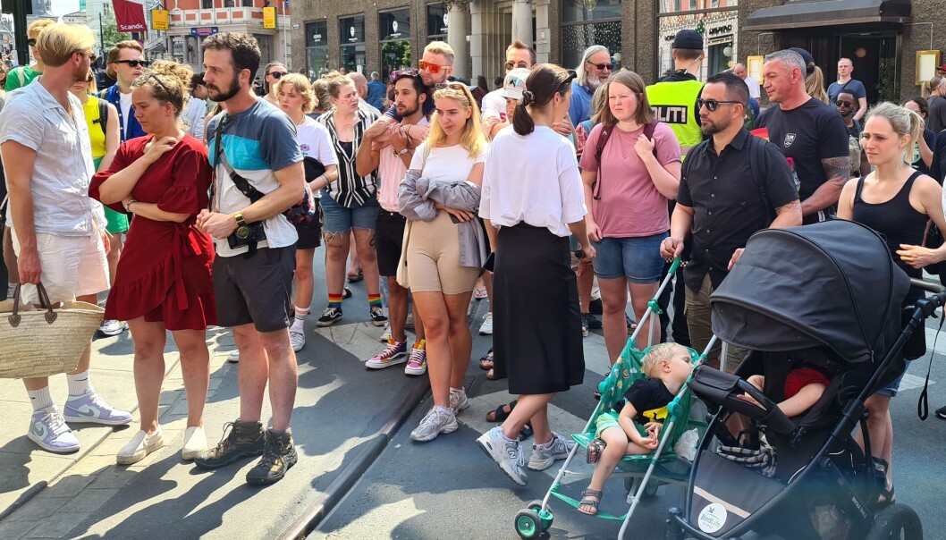 Mange oslofolk viste sin respekt utenfor sperringene ved åstedet i Tordenskiolds gate lørdag ettermiddag. Mange oslofolk viste sin respekt utenfor sperringene ved åstedet i Tordenskiolds gate lørdag ettermiddag.